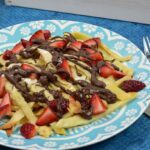 Gek op pannenkoeken? Dan moet je deze pannenkoeken spaghetti met Nutella en aardbeien eens proberen.