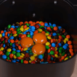 Kleurrijke M&M’s Airfryer Cake: Een Feestje in Elke Hap