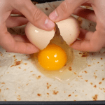 Door een ei te breken op een tortilla maakt ze een heerlijk recept.