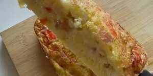 Doorgesneden boerenomelet uit de Airfryer met paprika, ui, ham en gesmolten kaas