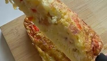 Doorgesneden boerenomelet uit de Airfryer met paprika, ui, ham en gesmolten kaas