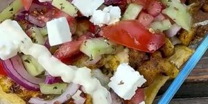 Griekse kapsalon uit de Airfryer met friet, gekruide kip, salade, feta en knoflooksaus