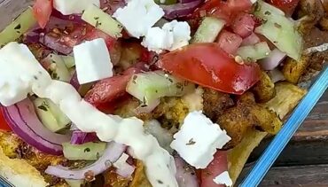 Griekse kapsalon uit de Airfryer met friet, gekruide kip, salade, feta en knoflooksaus