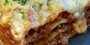 Een stuk romige lasagne uit de Airfryer met gehaktsaus en gesmolten kaas