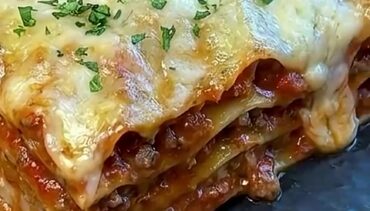 Een stuk romige lasagne uit de Airfryer met gehaktsaus en gesmolten kaas