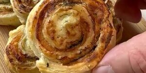 Goudbruine bladerdeegrolletjes met gerookte zalm, roomkaas en dille