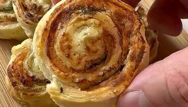 Goudbruine bladerdeegrolletjes met gerookte zalm, roomkaas en dille
