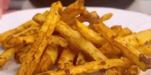 Krokante zelfgemaakte friet uit de Airfryer op een wit bord