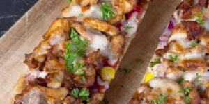 Krokante barbecue chicken broodjes met mais, paprika, rode ui en gesmolten mozzarella