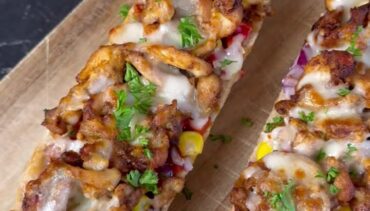 Krokante barbecue chicken broodjes met mais, paprika, rode ui en gesmolten mozzarella