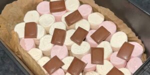 Marshmallows met stukjes melkchocolade in een met bakpapier beklede Airfryermand