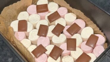 Marshmallows met stukjes melkchocolade in een met bakpapier beklede Airfryermand