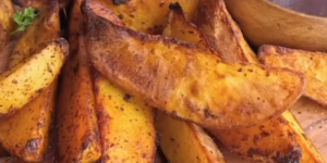 Krokante gekruide aardappelwedges uit de Airfryer met barbecuesaus