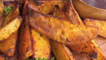 Krokante gekruide aardappelwedges uit de Airfryer met barbecuesaus
