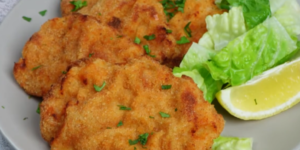 Krokante varkensschnitzels uit de Airfryer met salade en citroen