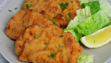 Krokante varkensschnitzels uit de Airfryer met salade en citroen