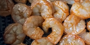 Kruidige jumbo garnalen in het mandje van de Airfryer