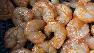 Kruidige jumbo garnalen in het mandje van de Airfryer