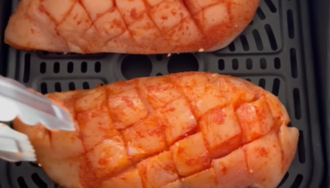 Kruislings ingesneden en gekruide kipfilets in het mandje van de Airfryer