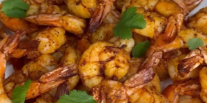 Pittig gekruide Airfryer-garnalen met verse koriander op een witte schaal