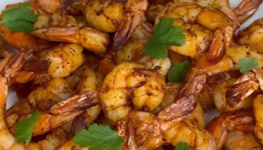 Pittig gekruide Airfryer-garnalen met verse koriander op een witte schaal