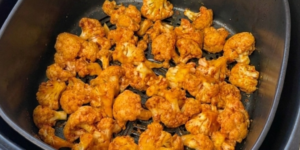 Geroosterde kruidige bloemkoolroosjes in de mand van een Airfryer