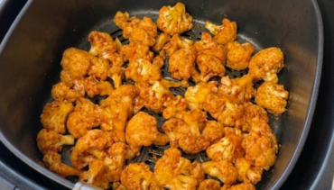 Geroosterde kruidige bloemkoolroosjes in de mand van een Airfryer