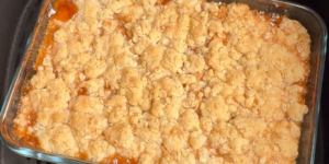 Goudbruine appelcrumble in een glazen schaal in de Airfryer