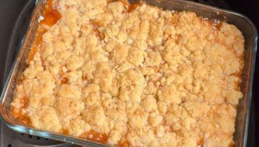 Goudbruine appelcrumble in een glazen schaal in de Airfryer