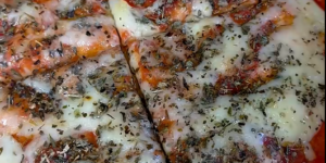 Wrap-pizza uit de Airfryer met gesmolten kaas en Italiaanse kruiden