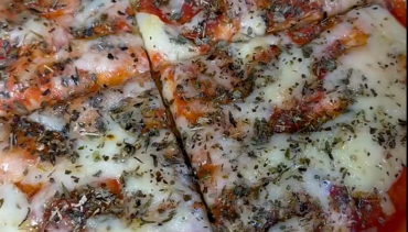 Wrap-pizza uit de Airfryer met gesmolten kaas en Italiaanse kruiden