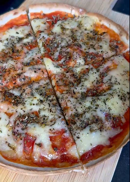 Wrap-pizza uit de Airfryer met gesmolten kaas en Italiaanse kruiden