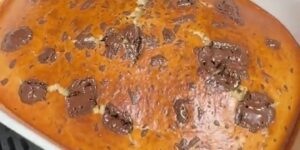 Baked oats met banaan en pure chocolade in een witte ovenschaal in de Airfryer
