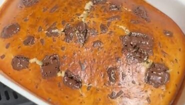 Baked oats met banaan en pure chocolade in een witte ovenschaal in de Airfryer