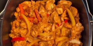 Kip fajita met paprika en ui in de vierkante Pyrex bakvorm in de Airfryer