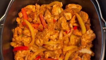 Kip fajita met paprika en ui in de vierkante Pyrex bakvorm in de Airfryer
