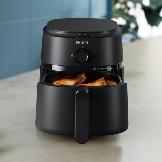 Philips NA120/00 Airfryer op het aanrecht met kippenpoten in de mand