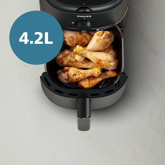 Kippenpoten in de uitgeschoven mand van de Philips NA120/00 Airfryer met 4,2 liter inhoud