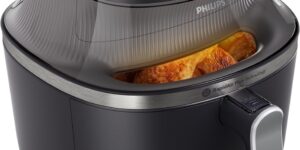 Philips NA321/00 Airfryer met digitaal scherm en kip zichtbaar door het kijkvenster