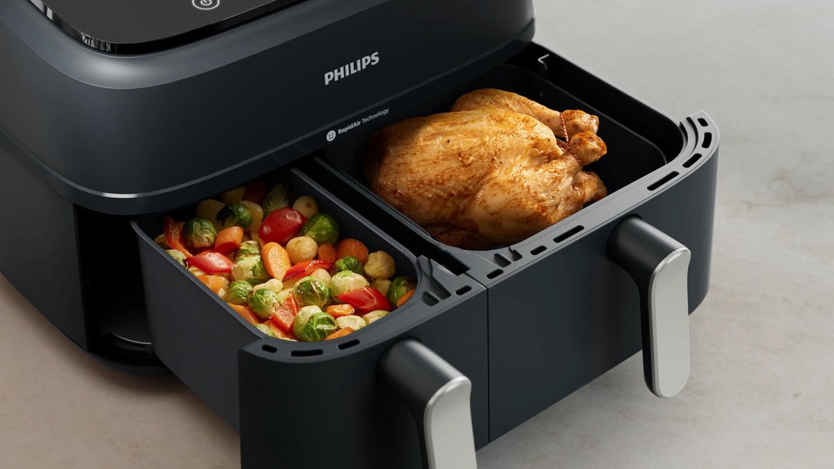 Philips 3000 Series Dual Airfryer NA351/00 met een kip in de grote mand en groenten in de kleine mand