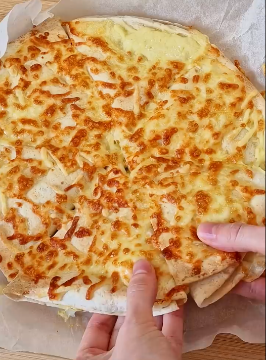 Goudbruin gebakken wrapdriehoekjes met gesmolten kaas uit de Airfryer