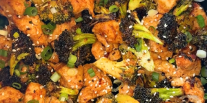 Kip met broccoli, bosui en sesamzaadjes in de Airfryer