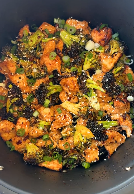 Kip met broccoli, bosui en sesamzaadjes in de Airfryer