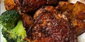 Krokante kippendijen met gebakken aardappeltjes en broccoli op een bord