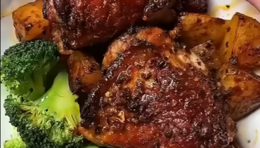 Krokante kippendijen met gebakken aardappeltjes en broccoli op een bord