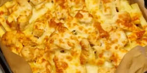 Frietjes met kip en goudbruin gesmolten mozzarella in de Airfryer