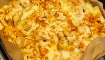 Frietjes met kip en goudbruin gesmolten mozzarella in de Airfryer