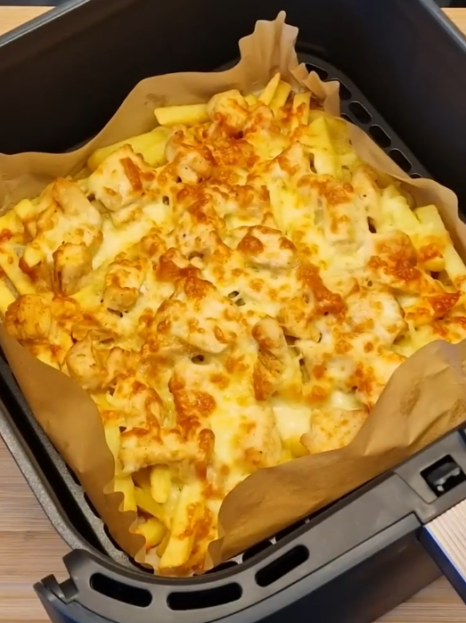 Frietjes met kip en goudbruin gesmolten mozzarella in de Airfryer